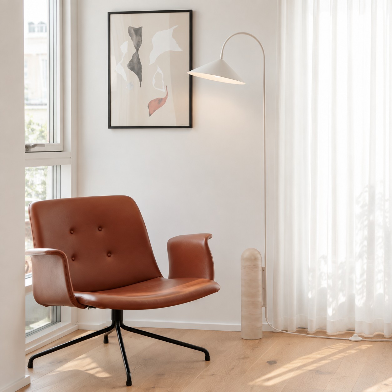 Lampada da terra Nulavo color cashmere accanto a una poltrona