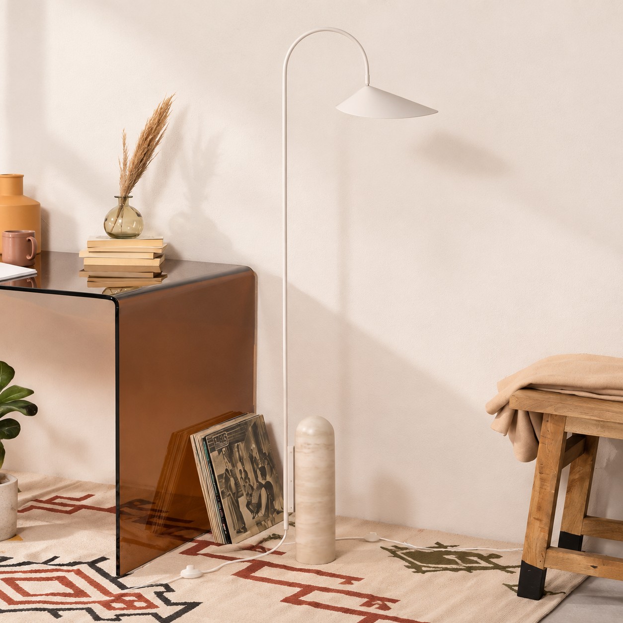 Lampada da terra Nulavo color cashmere in un ambiente caldo