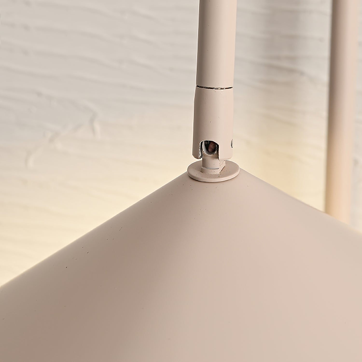 Arum wall lamp curved joint detail