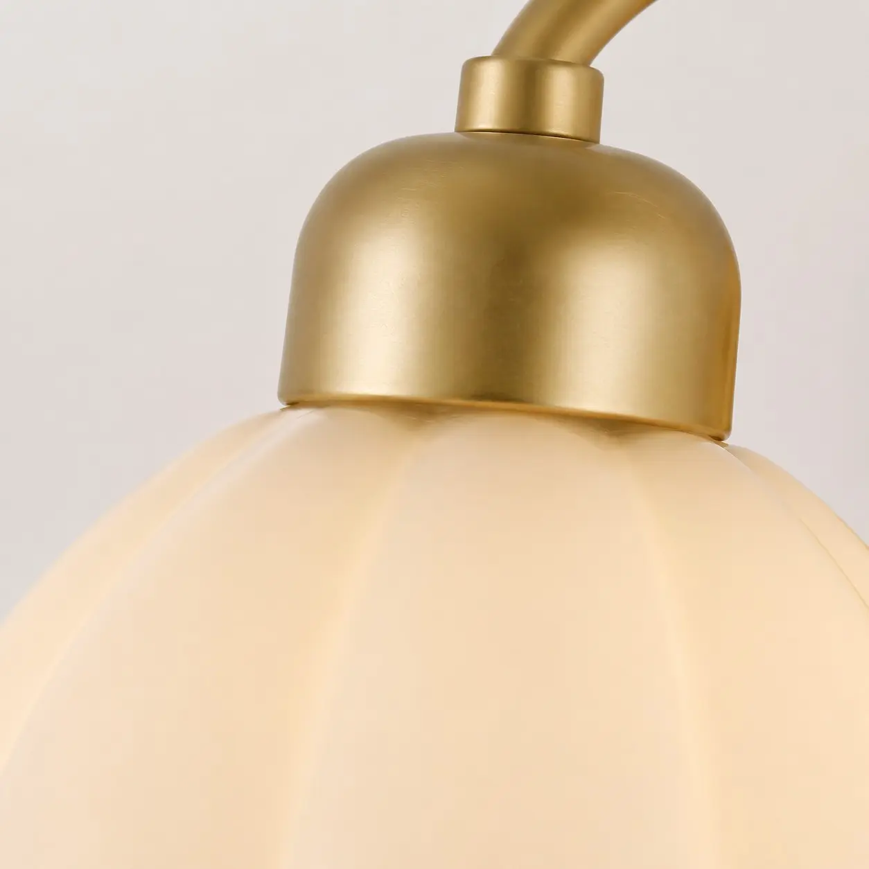 Close-up of the shade holder and glass connection