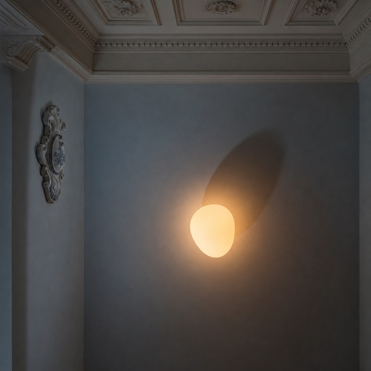 Gregg Wandleuchte im architektonischen Flur