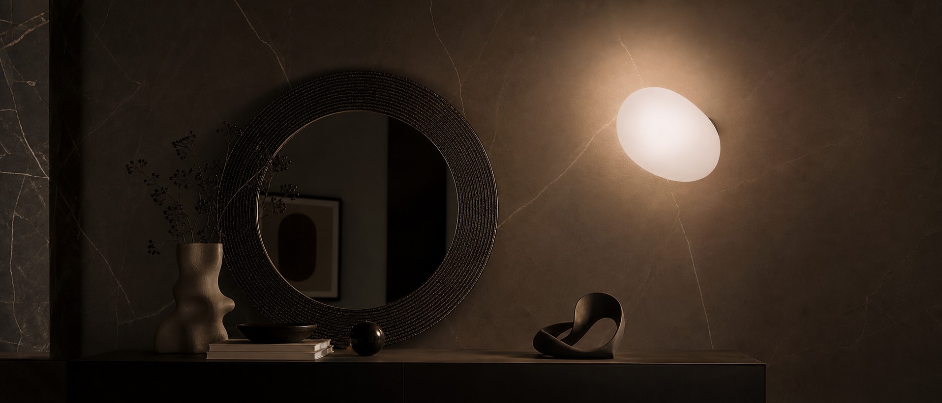 Aplique de pared Gregg que proyecta una luz cálida.