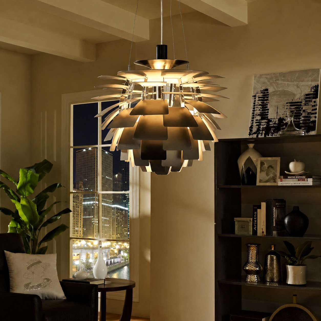 Schwarze PH Artichoke Pendelleuchte in einem nächtlichen Interieur