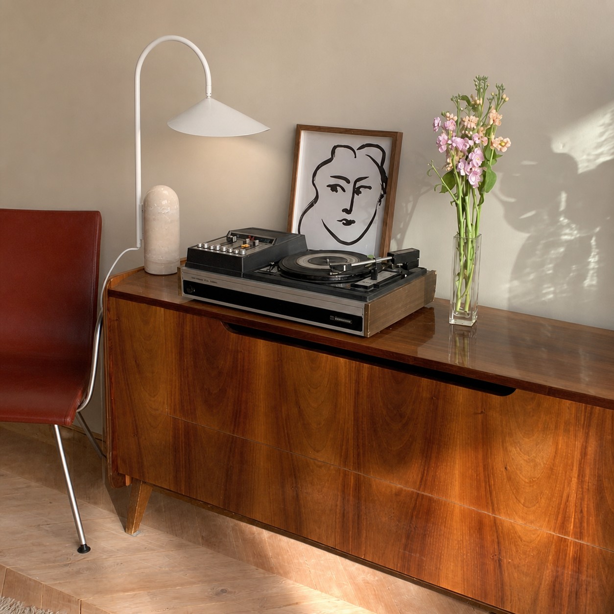 Cashmere Nulavo lamp with a turntable on a cabinet