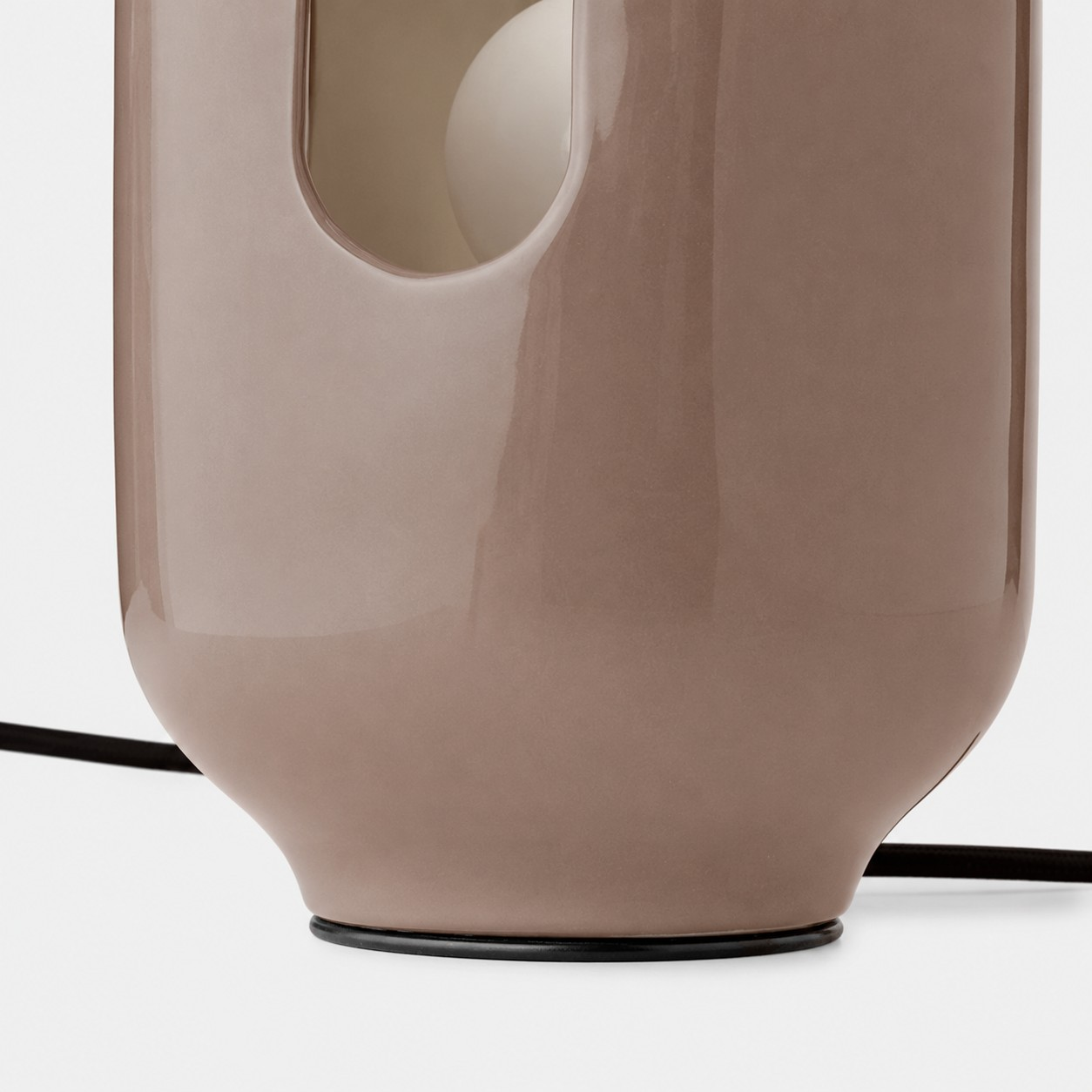 Neutral ceramic body and base detail
