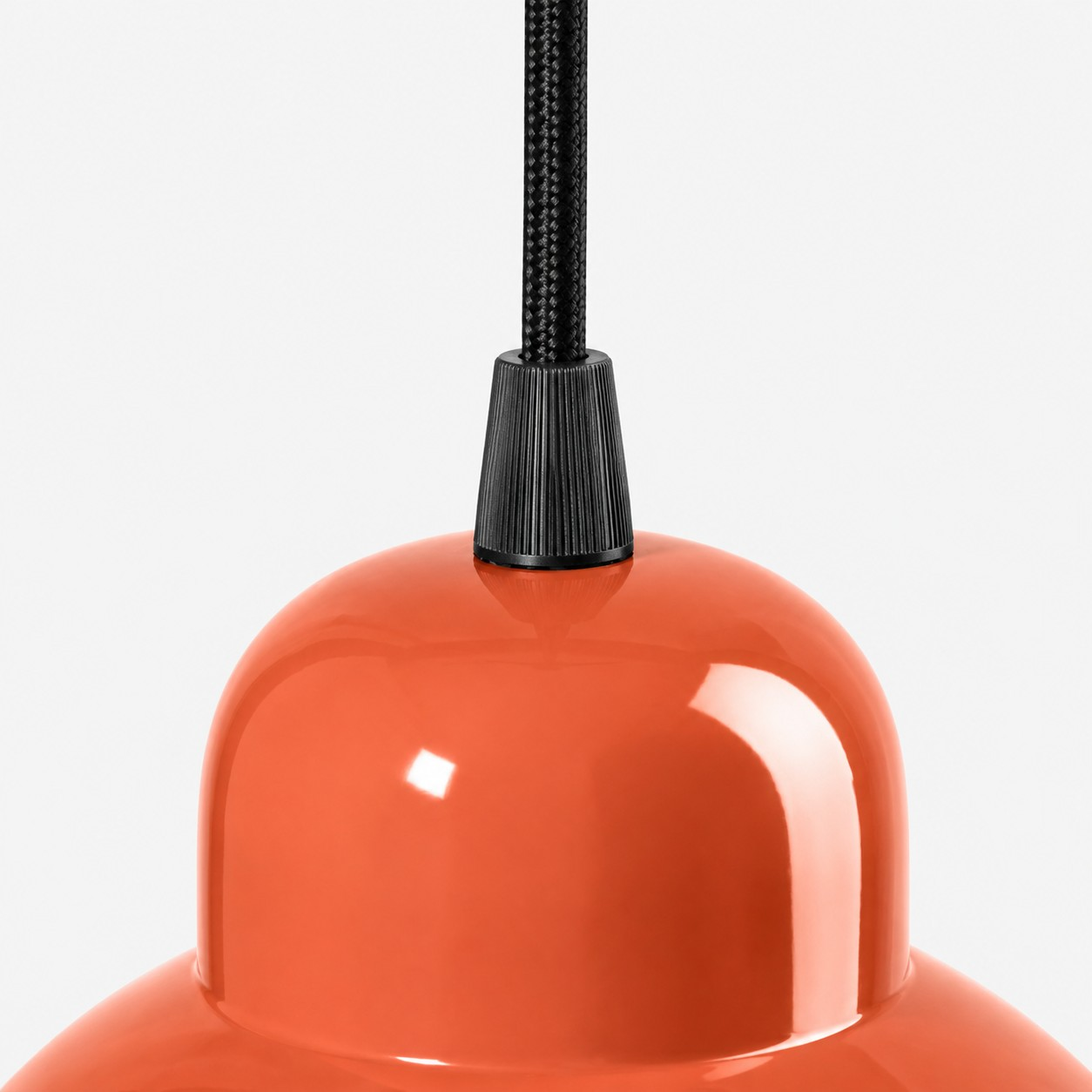 Ceramic shade collar and black cable detail