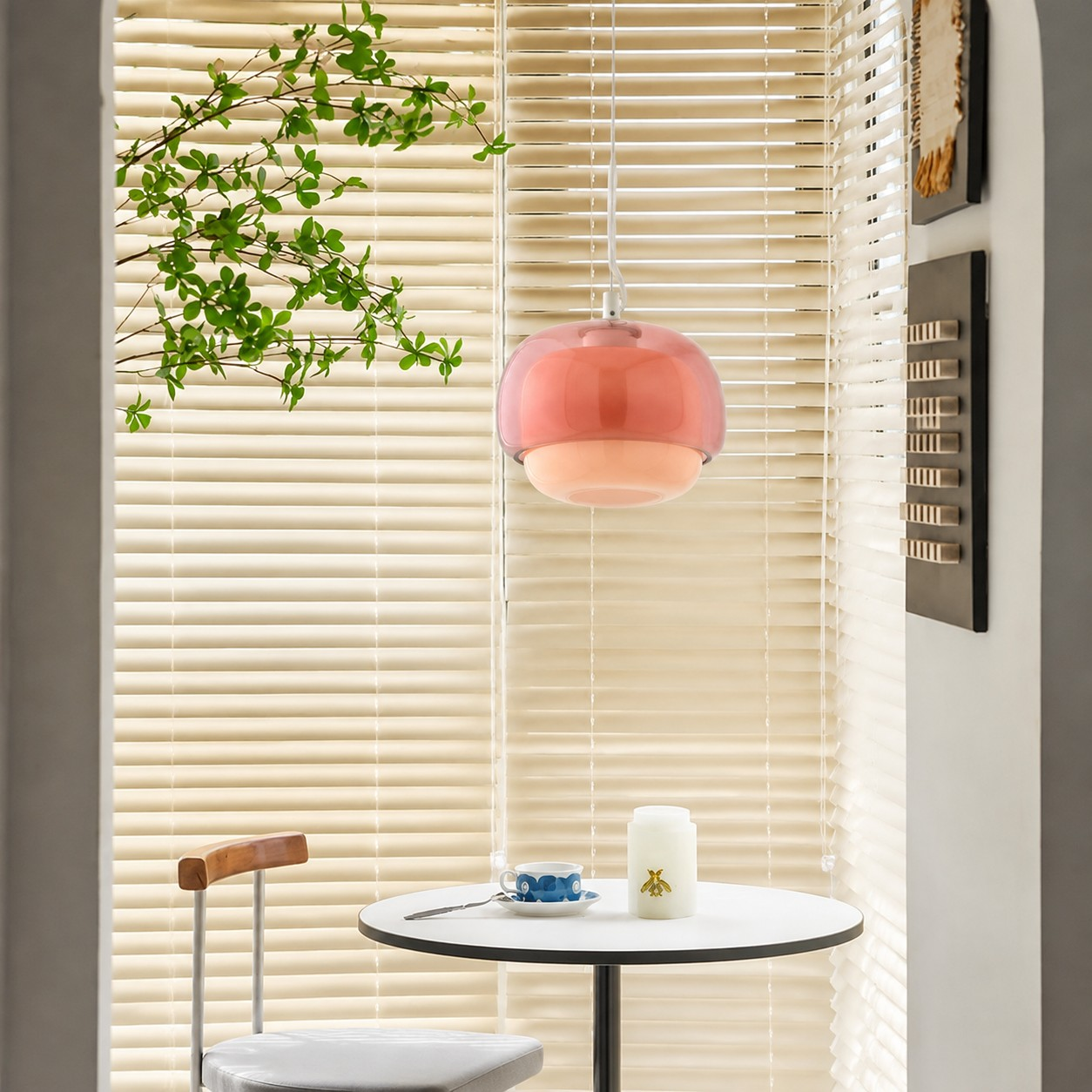 Orange-hellblaue Eclair-Wandleuchte in einem Interieur