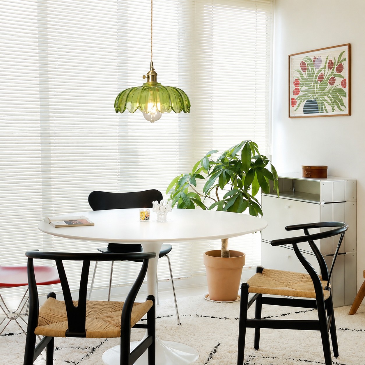 Schwarze und messingfarbene Petalbloom Wandleuchte neben einem Bett