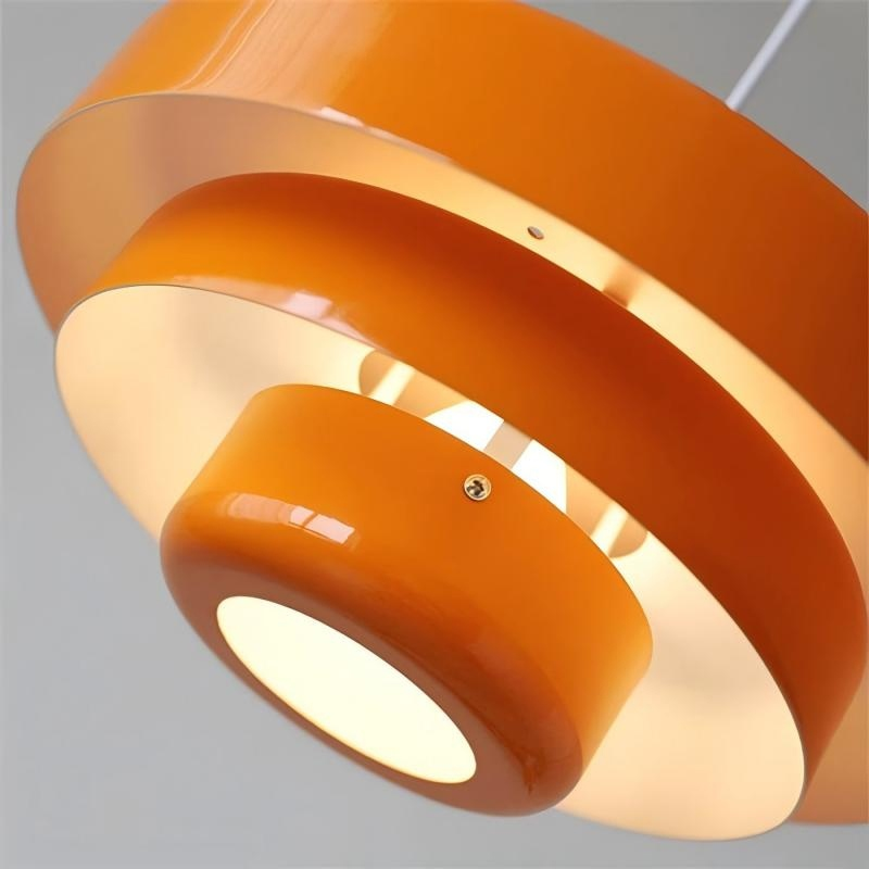 Detail des orangefarbenen mehrschichtigen Malero Schirms