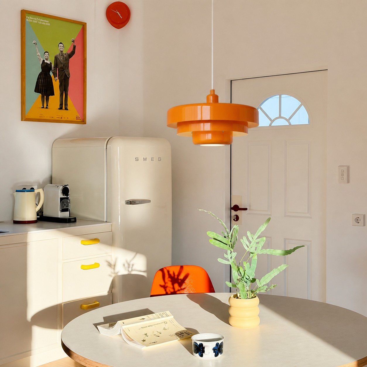 Orangefarbene Malero Pendelleuchte in einer hellen Küche