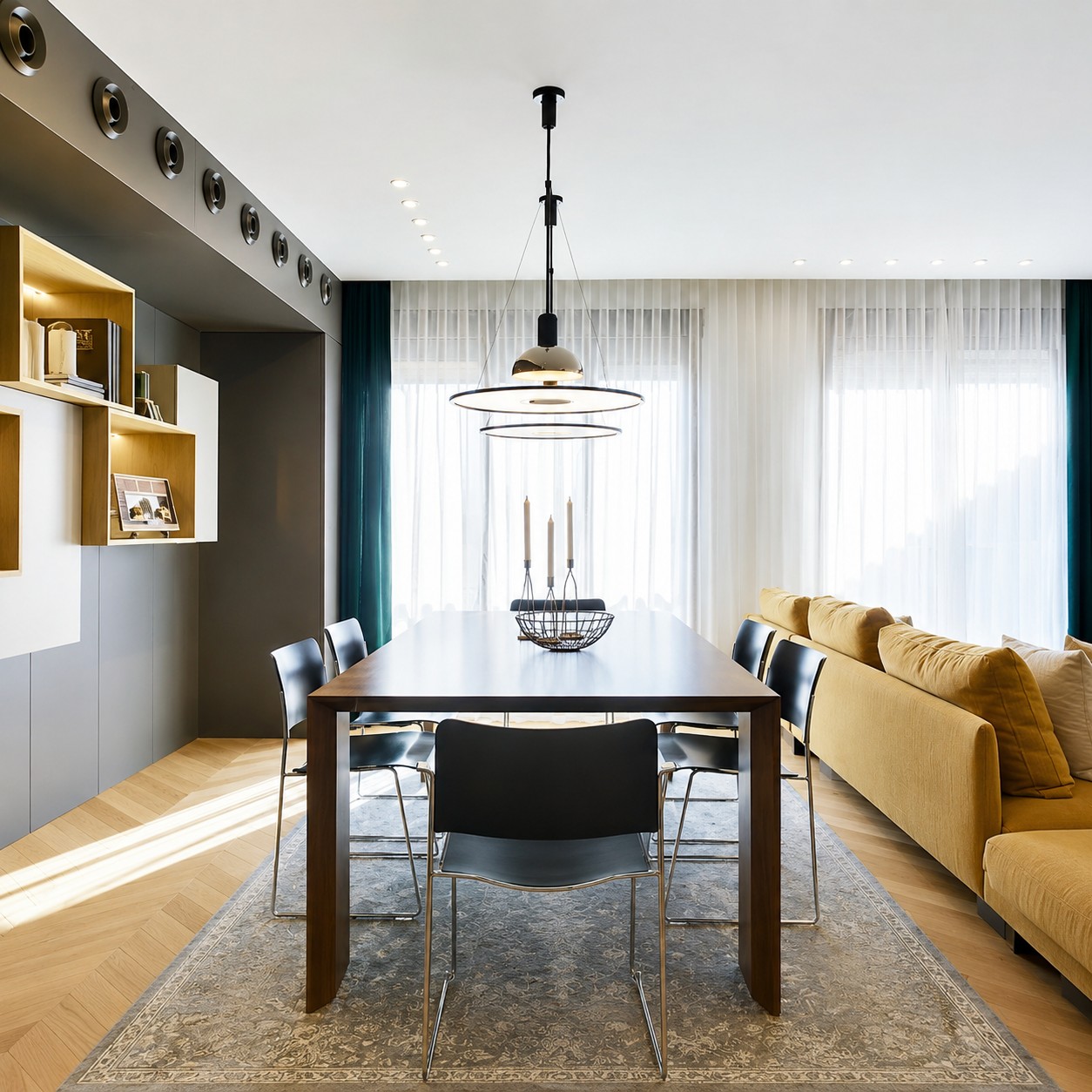 Frisbi Pendelleuchten in Chrom in einem modernen Esszimmer