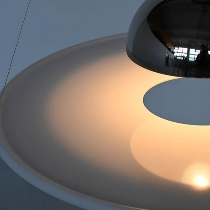 Detail des beleuchteten Diffusors der Frisbi Pendelleuchte