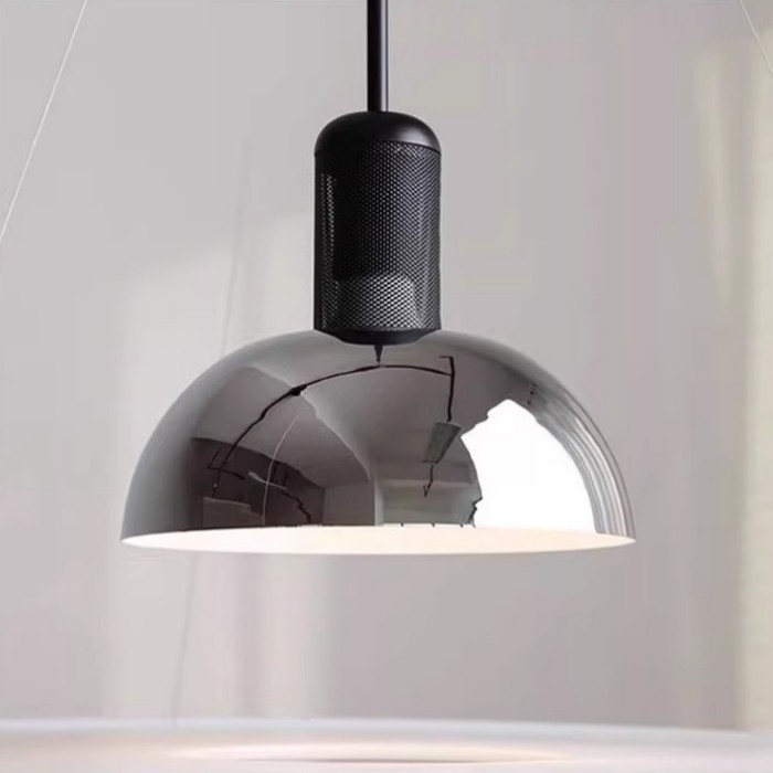 Detail des Chromschirms der Frisbi Pendelleuchte