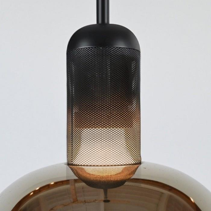 Detail des perforierten Metallgehäuses der Frisbi Pendelleuchte