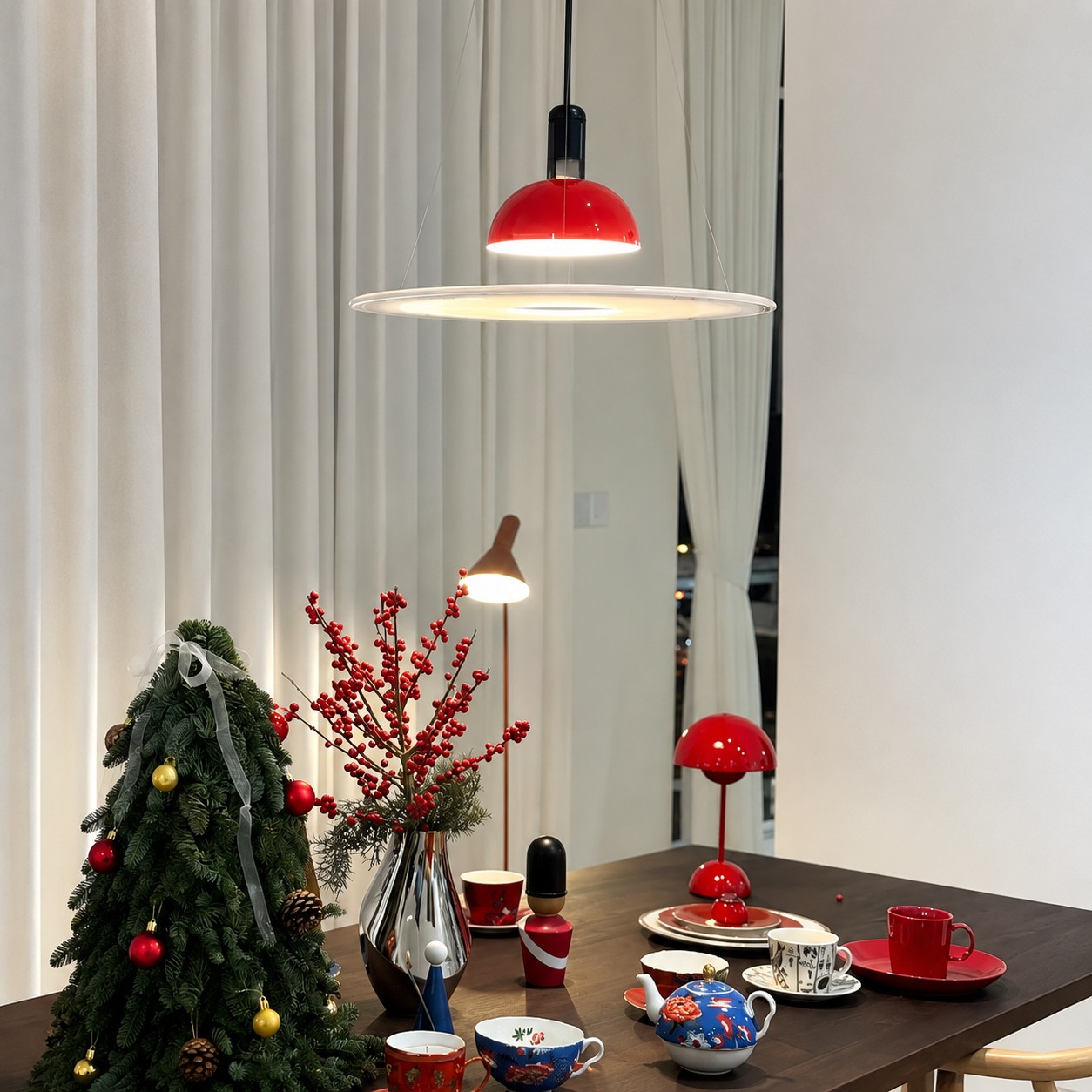 Rote Frisbi Pendelleuchte in einem festlichen Esszimmer