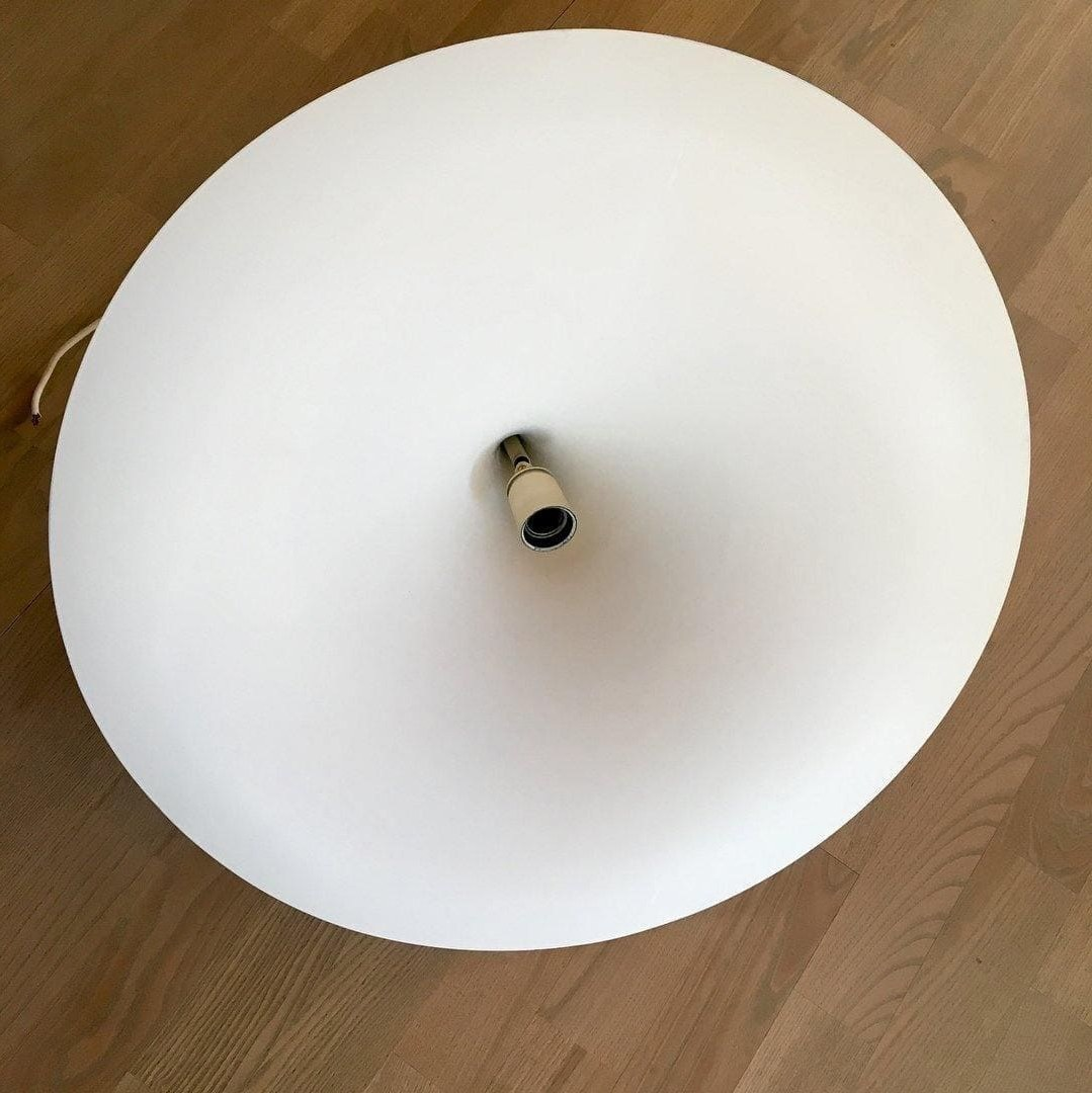 Dettaglio del portalampada all’interno del paralume bianco Trumpet