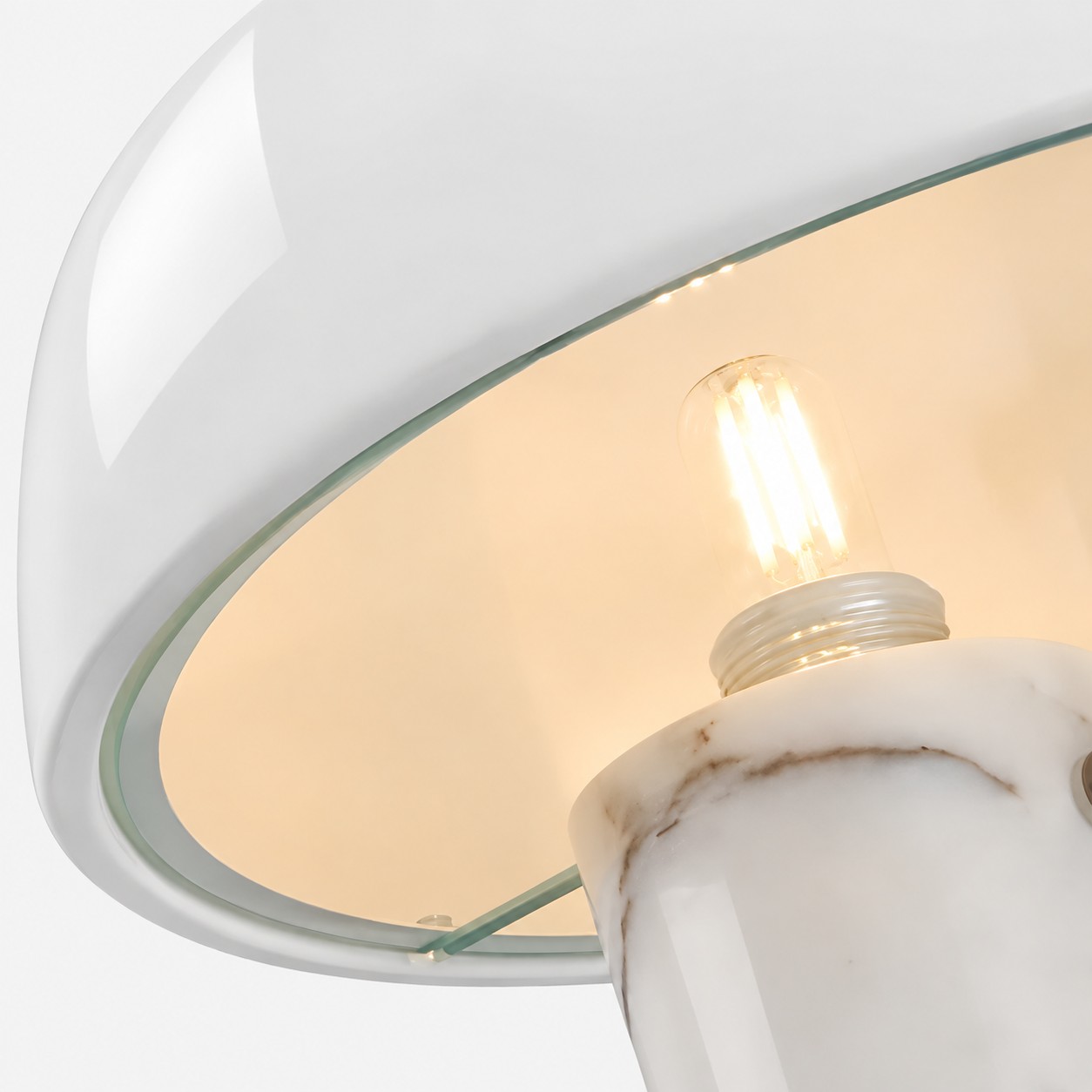 Lamp en glazen diffuser in detail