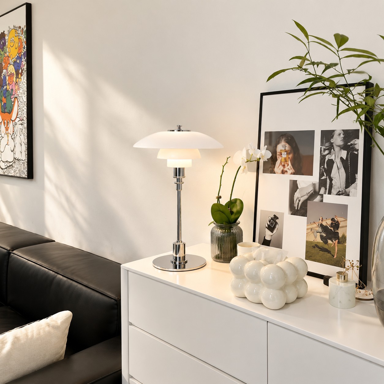 Opaalglazen tafellamp in een interieur