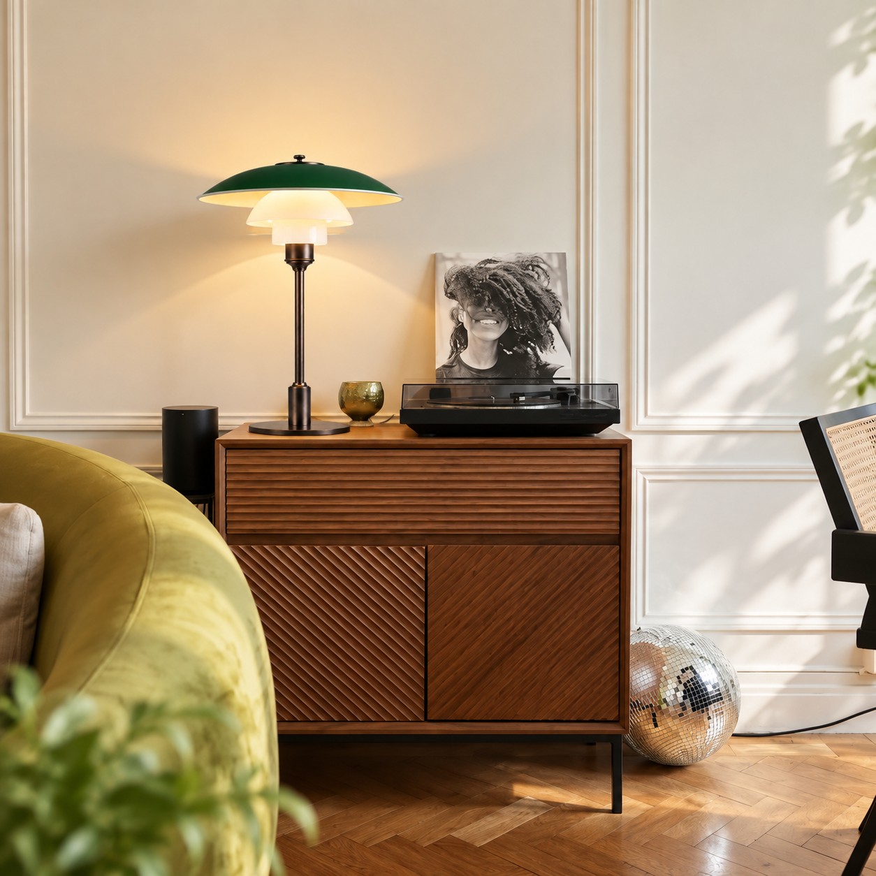 Opaalglazen tafellamp in een interieur