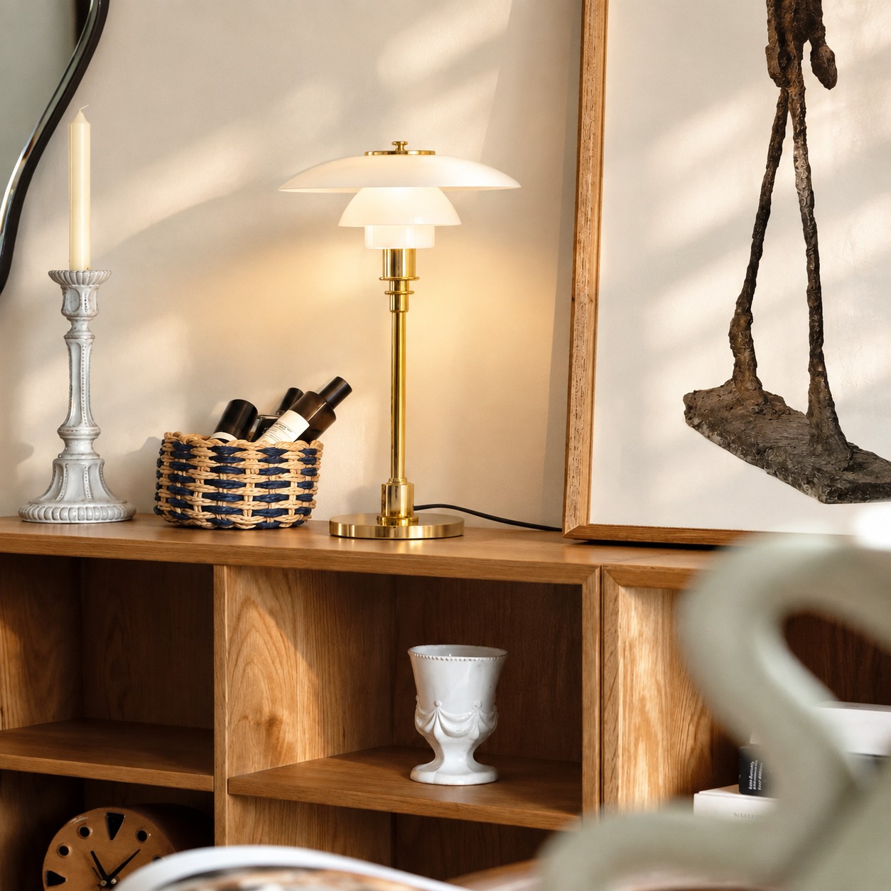 Opaalglazen tafellamp in een interieur