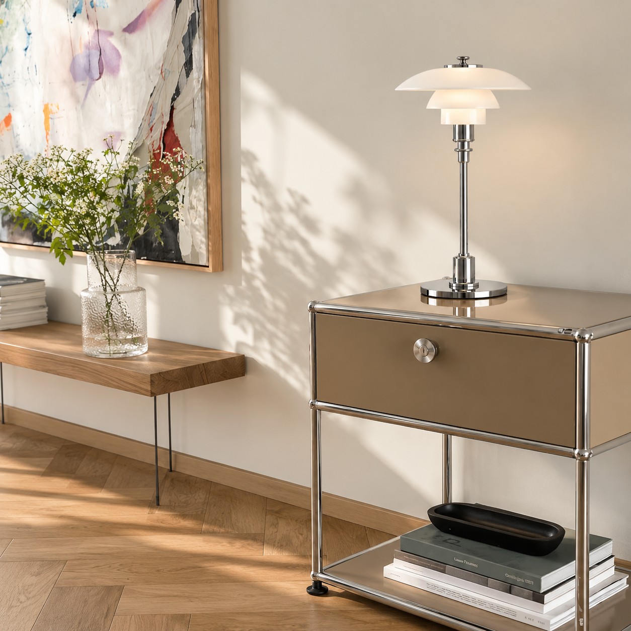 Opaalglazen tafellamp in een interieur