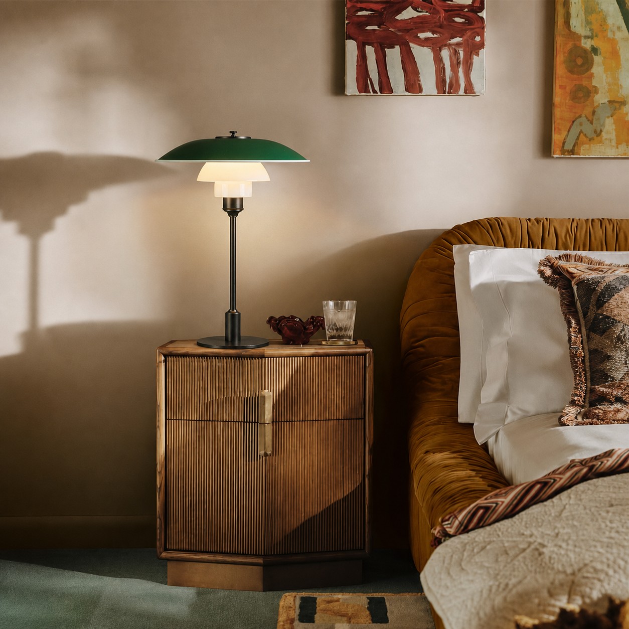 Opaalglazen tafellamp in een interieur