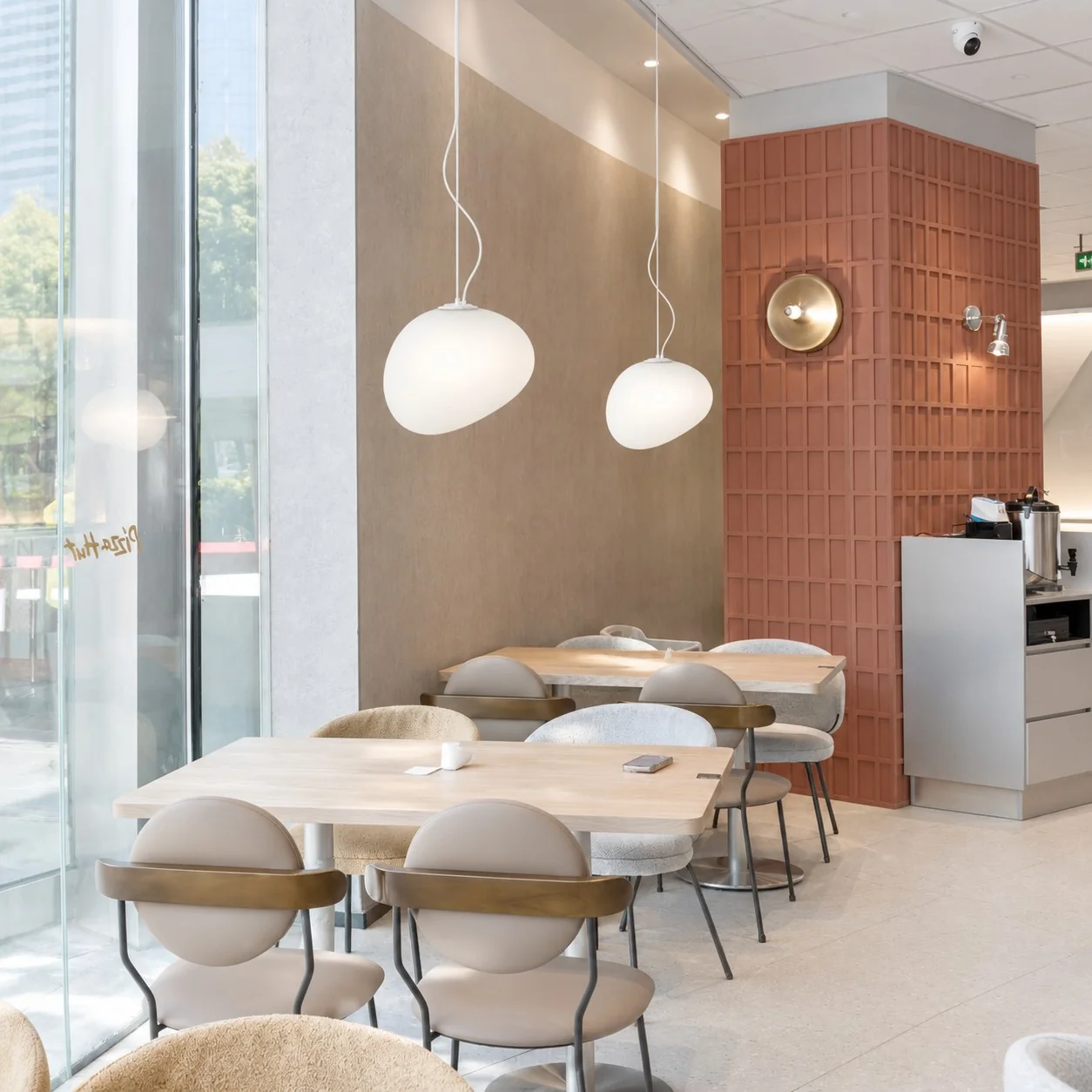 Lámparas colgantes Stonea en el interior de un café