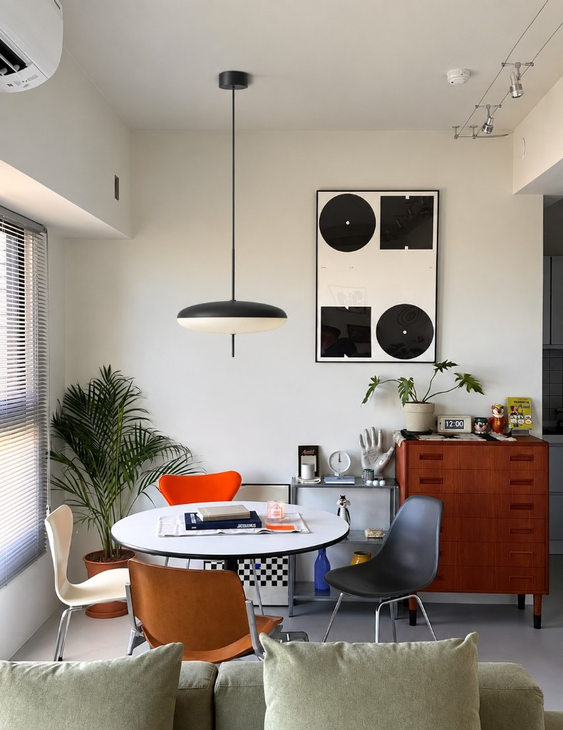 Black Model 2065 suspension lamp in a modern dining room