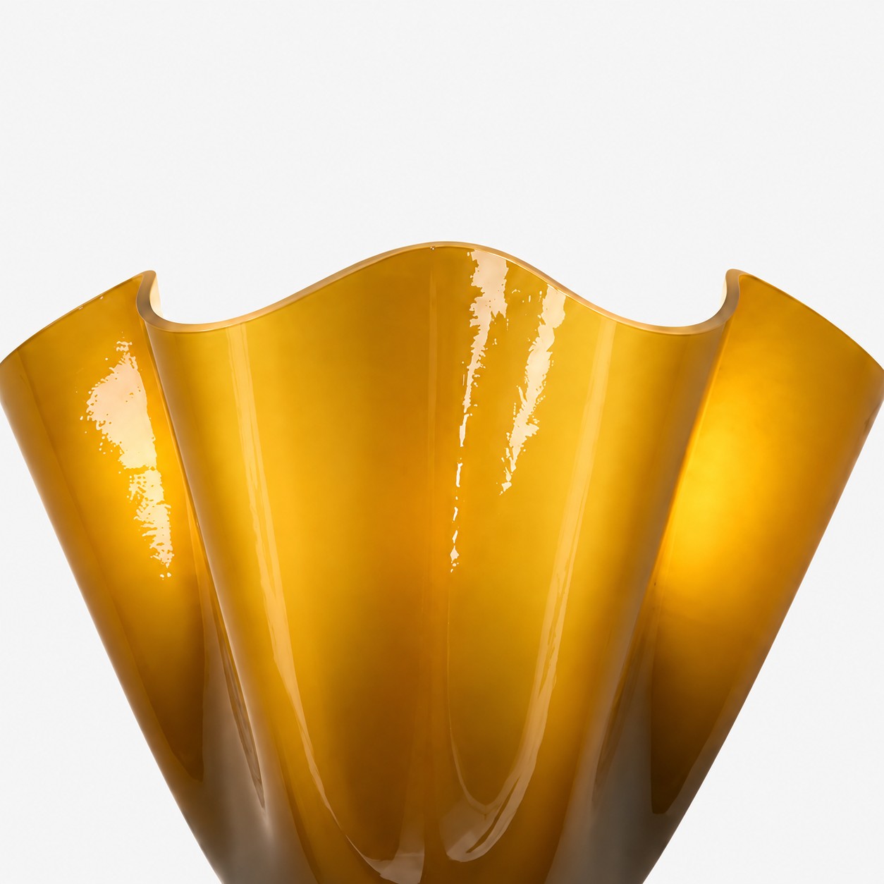 Seashell glass shade rim detail