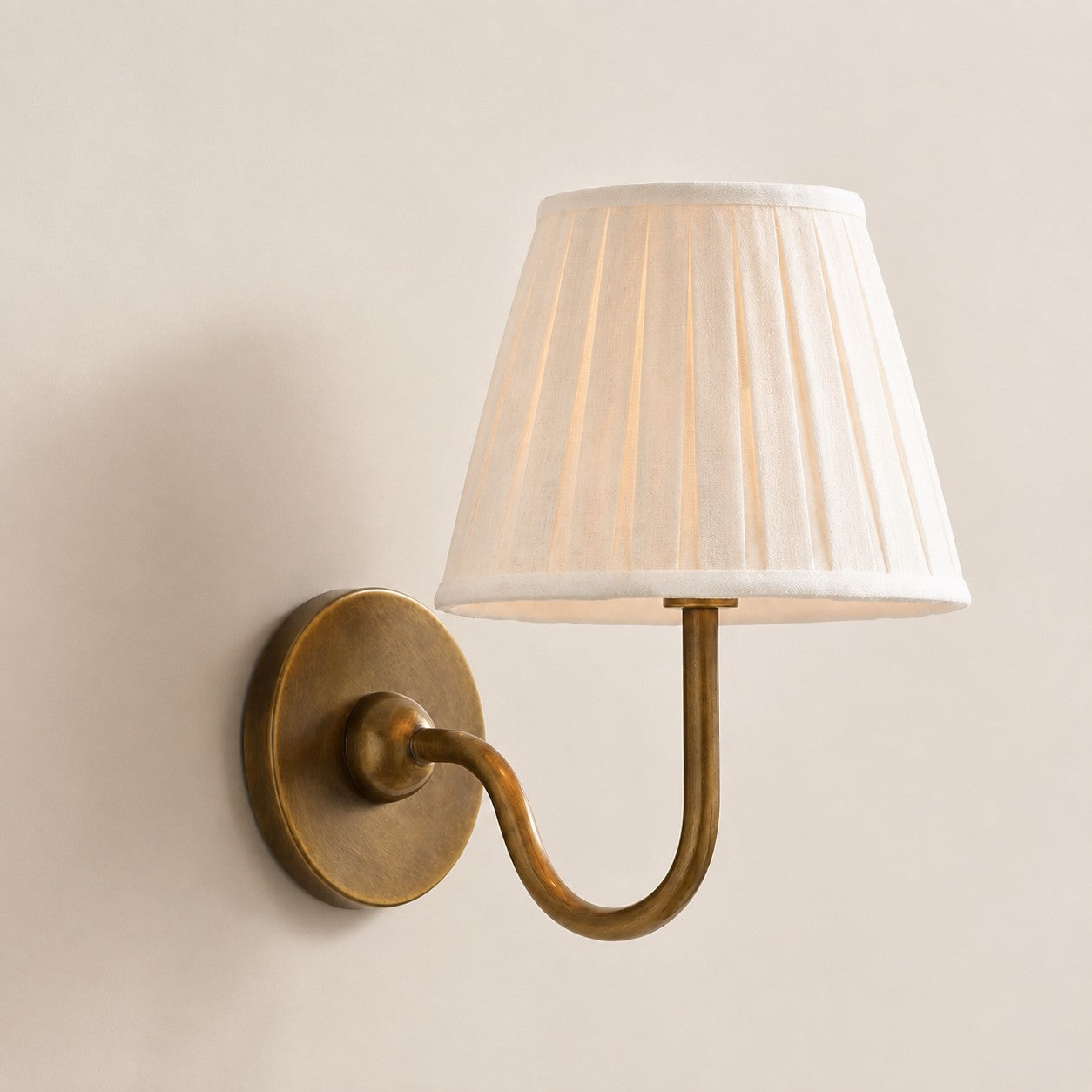 Tumbled Brass White Pleated 1 head: 10" / 25 cm Luvora wall lamp