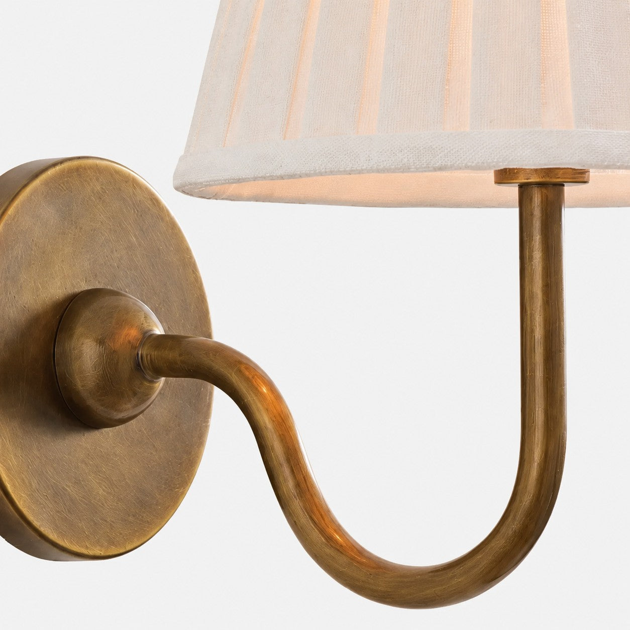 Detail des Messingarms und Leinenschirms der Luvora-Wandleuchte