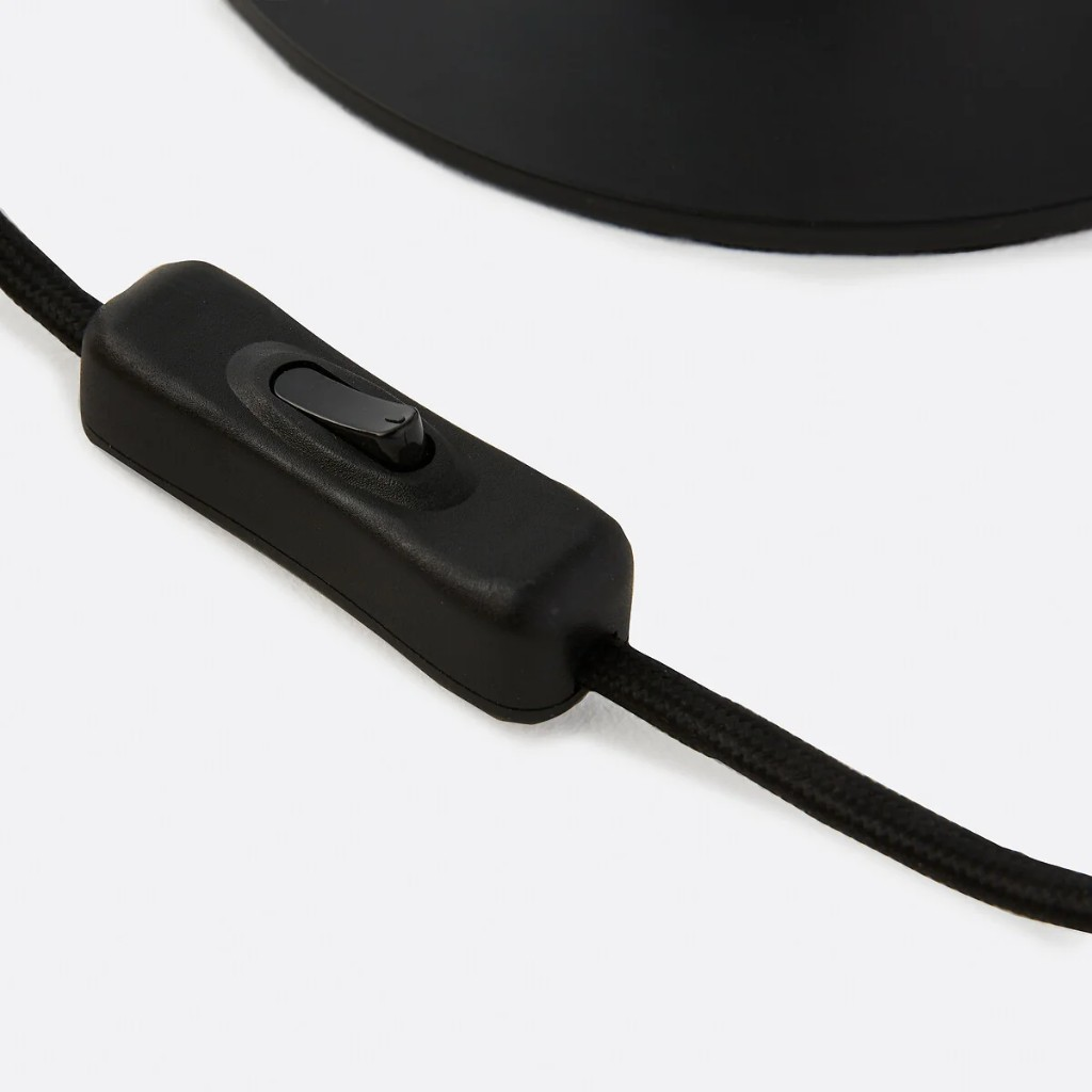 Black inline switch on the cord
